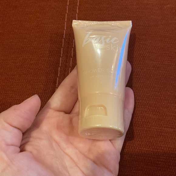 🆕BASIC SKIN: Shower Body Scrub/Exfoliator- Full Size - Picture 3 of 3